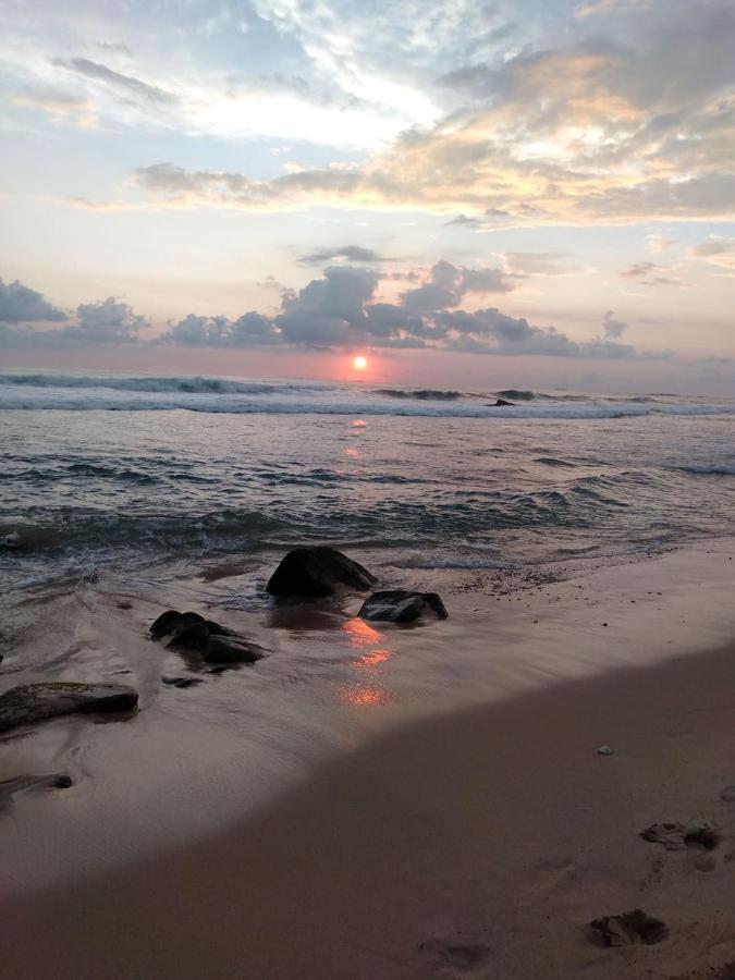 Near Beach Rest Unawatuna Buitenkant foto