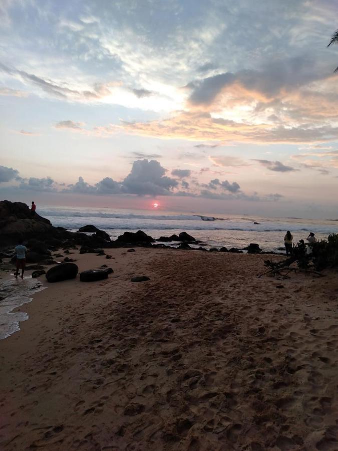 Near Beach Rest Unawatuna Buitenkant foto