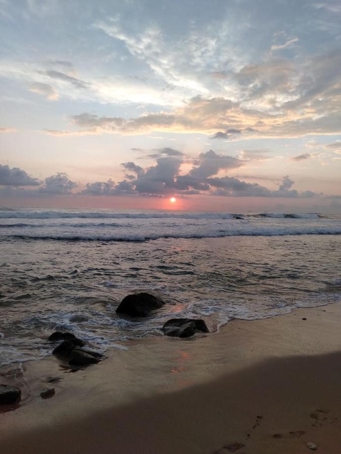 Near Beach Rest Unawatuna Buitenkant foto